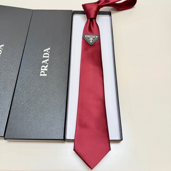 Prada Men's Elegant Burgundy Tie - Picture 1 of 6